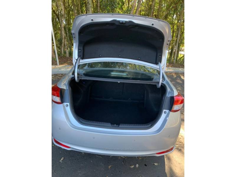 TOYOTA - YARIS - 2022/2023 - Prata - R$ 87.000,00