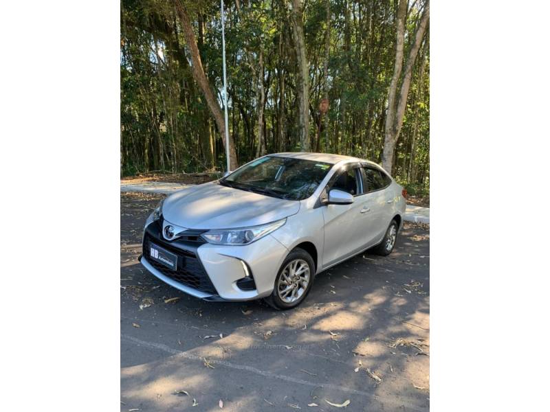 TOYOTA - YARIS - 2022/2023 - Prata - R$ 87.000,00