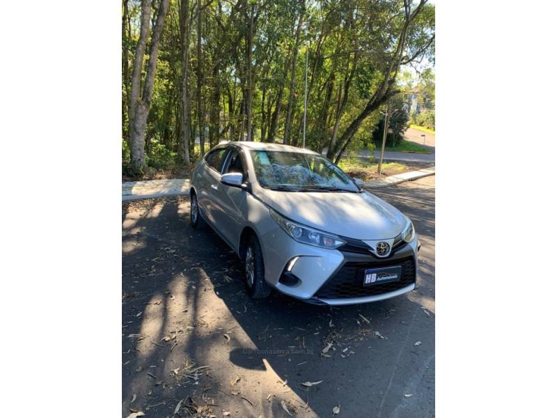 TOYOTA - YARIS - 2022/2023 - Prata - R$ 87.000,00