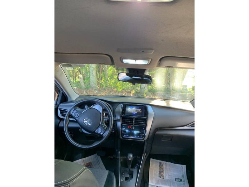 TOYOTA - YARIS - 2022/2023 - Prata - R$ 87.000,00